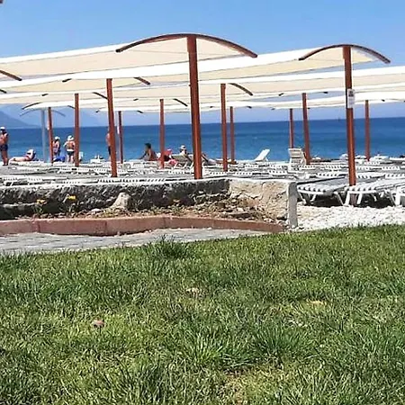 Anita Noch ホテル ケメル